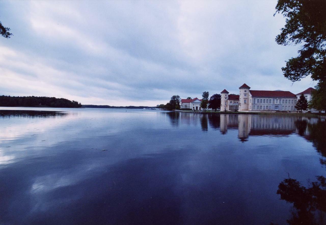 Marstall Im Schlosspark Rheinsberg Bagian luar foto